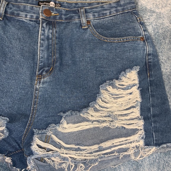Boohoo distressed high waisted denim shorts - Picture 2 of 6